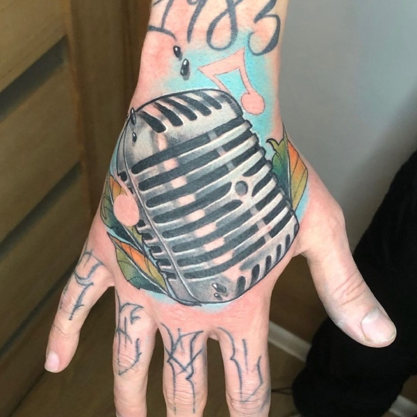 tatuaż na męskiej dłoni