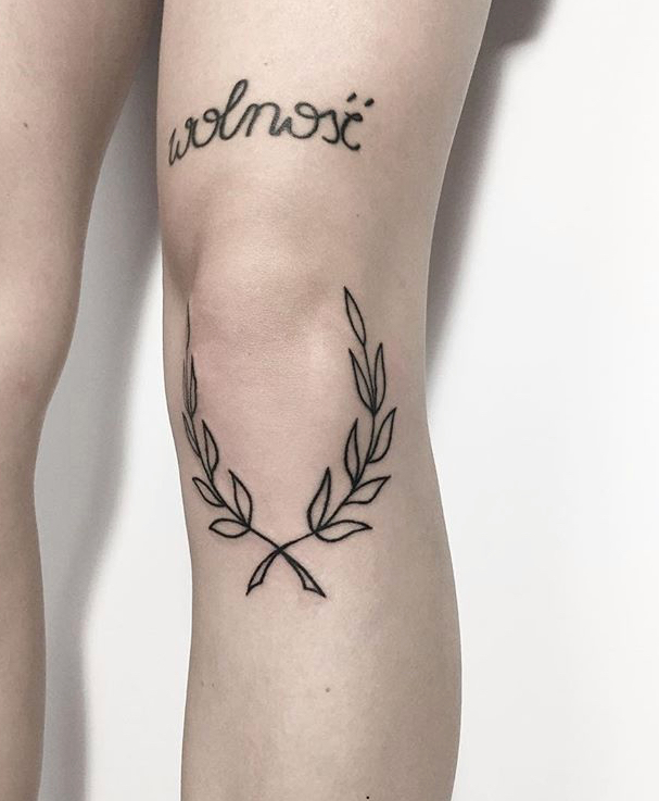 tatuaż na kolanie