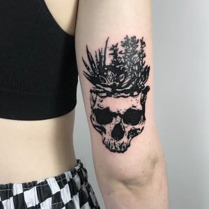 tatuaż na ramieniu