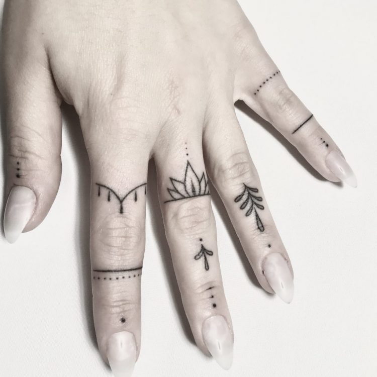 tatuaż na palcach