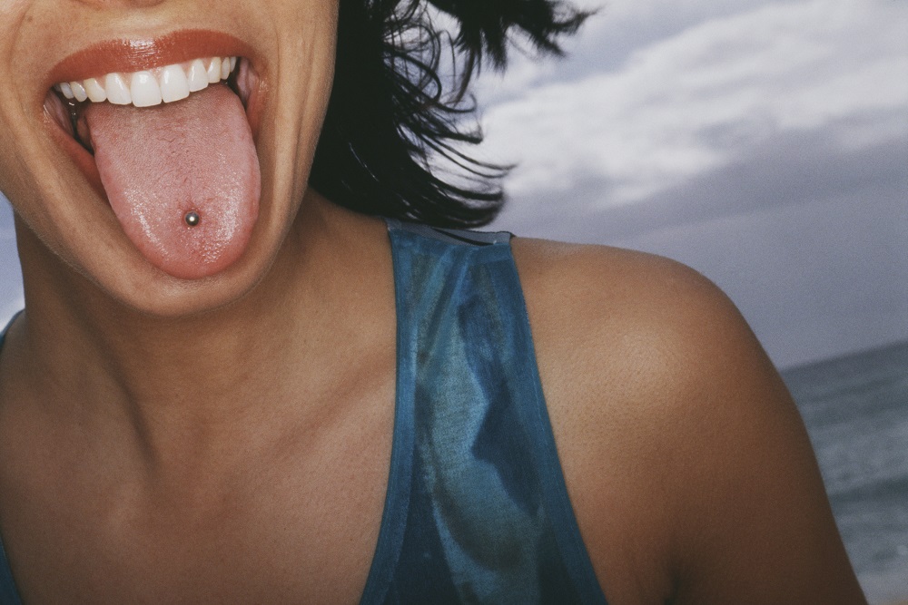 kobieta z&nbsp;kolczykiem